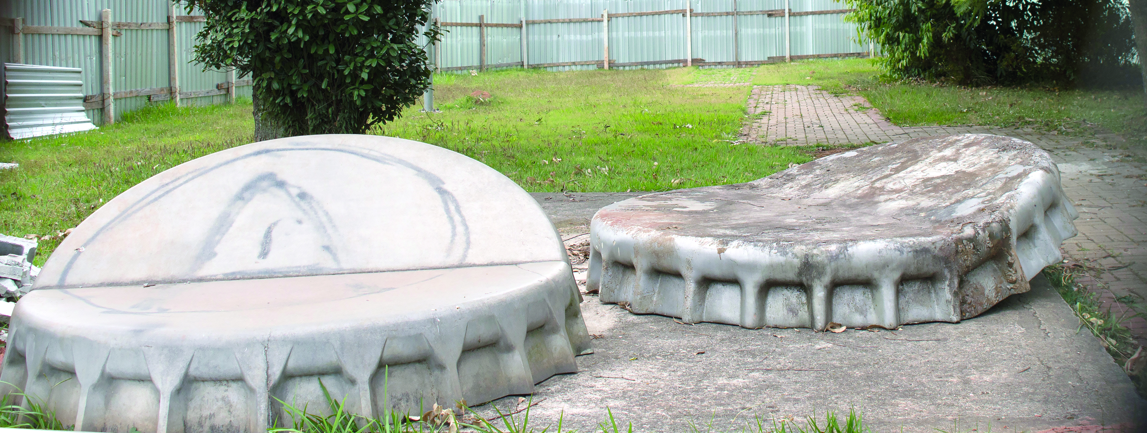Obra "Tampas", produzida por Ricardo Ribenboim representa a diluição do mito da Coca-Cola. (Foto: Isadora Vitti)