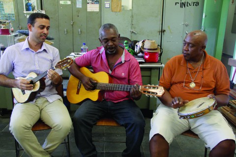 Banda “Samba do Bico” durante ensaio semanal na sala de manutenção do Instituto de Psicologia (foto: Sofia Mendes)
