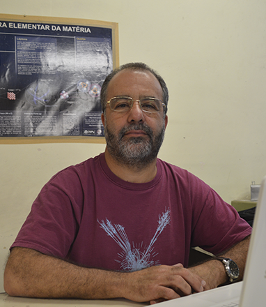 O professor de física Nelson Barreto Junior (foto: Júlia Moura)