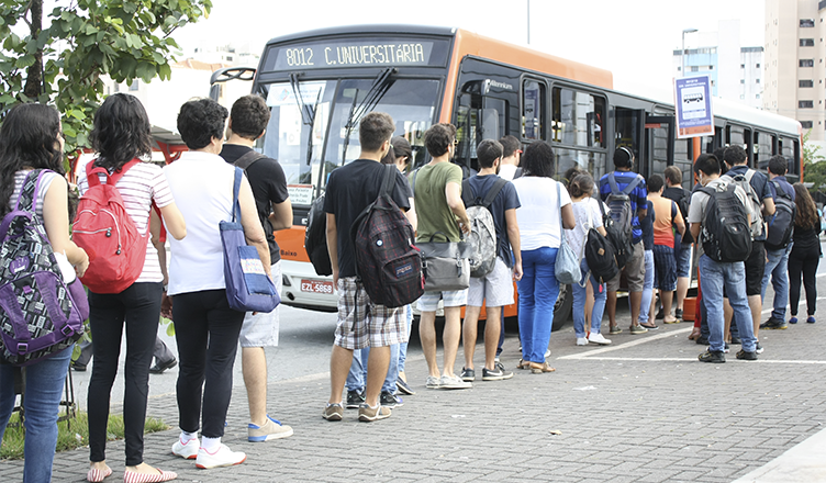 Nos horários de pico, filas dobram a esquina do terminal e ônibus ficam superlotados devido ao aumento da demanda de passageiros (foto: Nairim Bernardo)