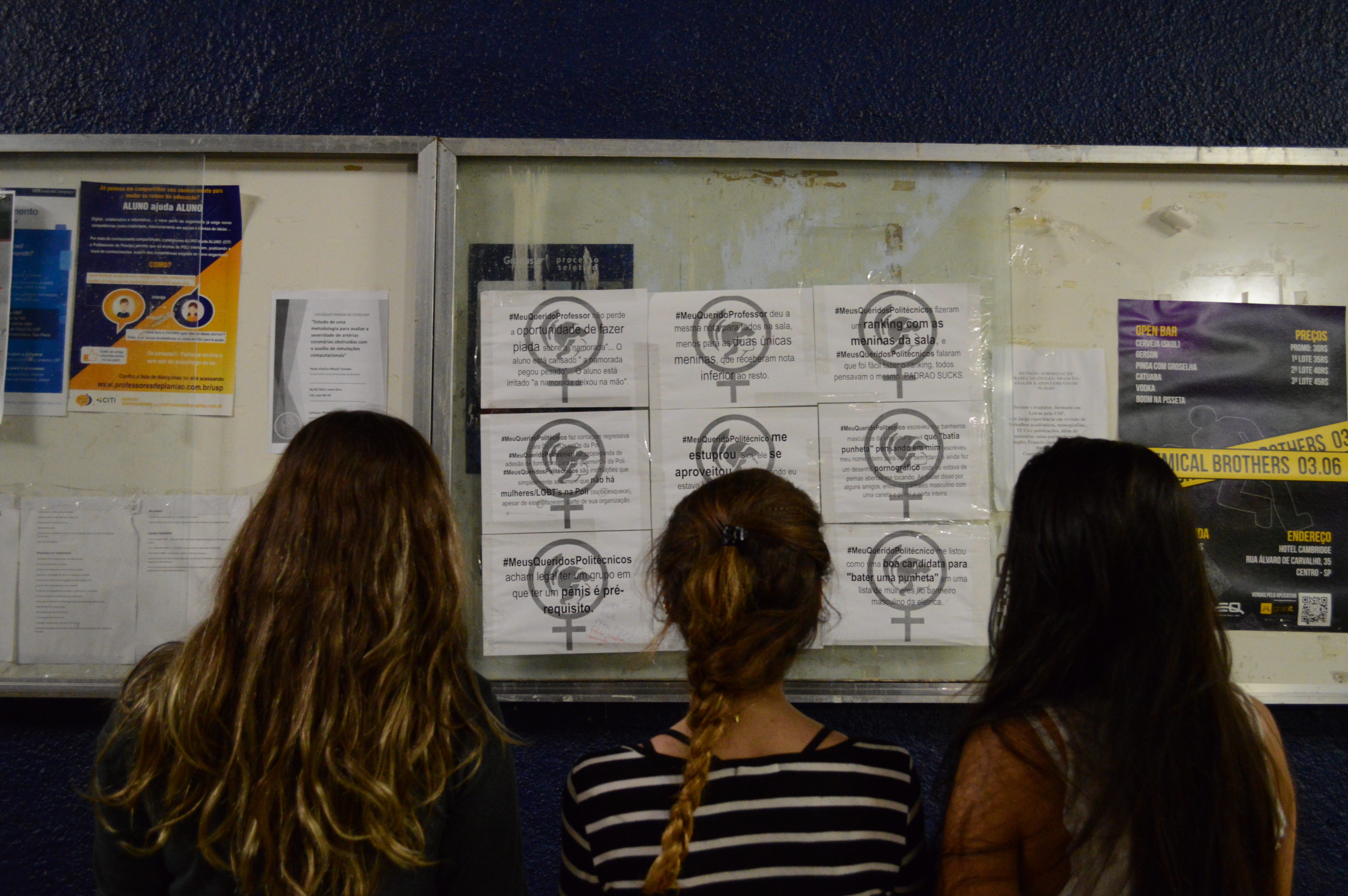 Alunas encaram mural de cartazes do #MeuQueridoPolitécnico no prédio da Engenharia Mecânica (créditos: Carolina Pulice)