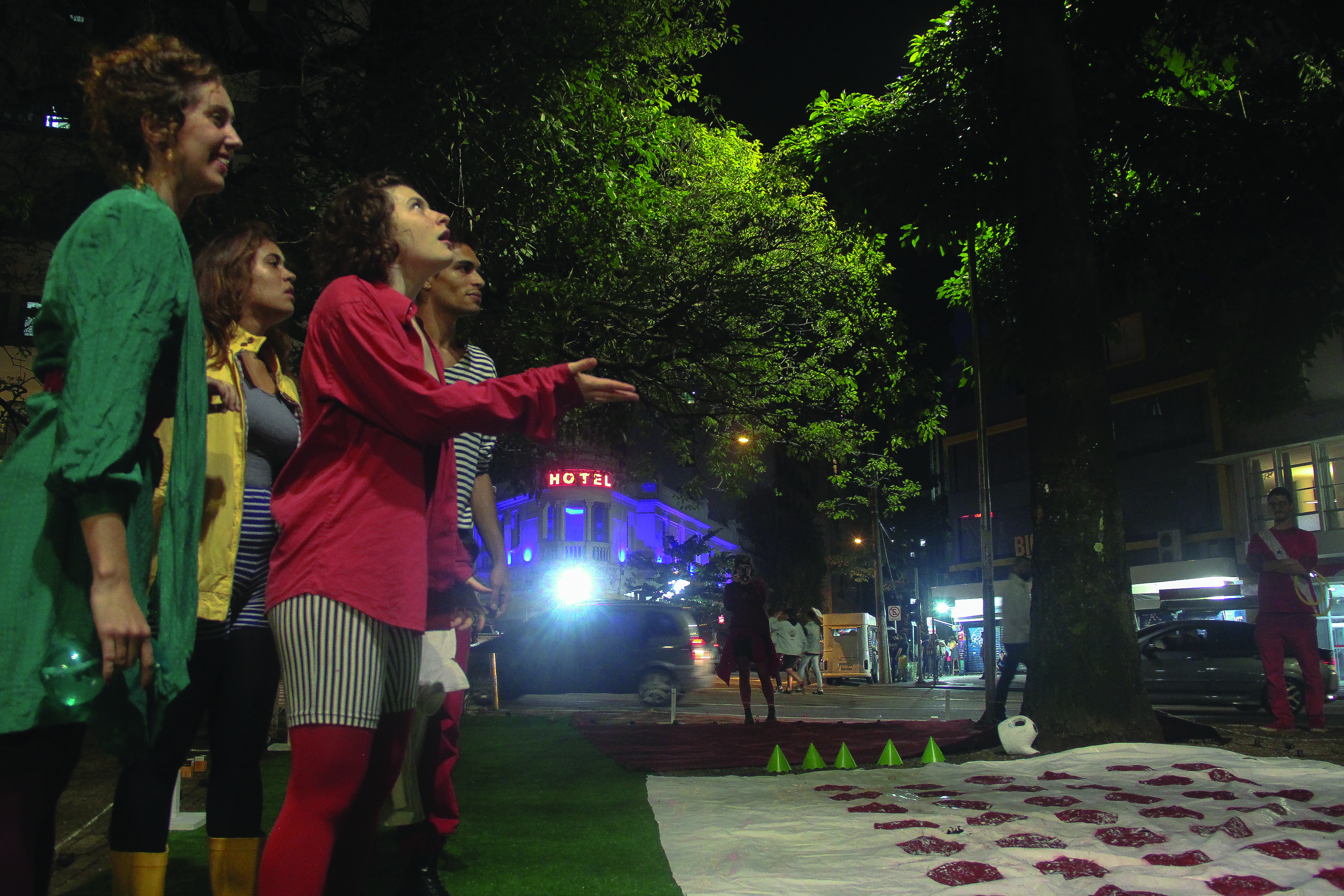 Cena da peça “Dentro”, encenada de forma improvisada por alunos de Artes Cênicas durante a Virada Cultural (Foto: Sofia Mendes)