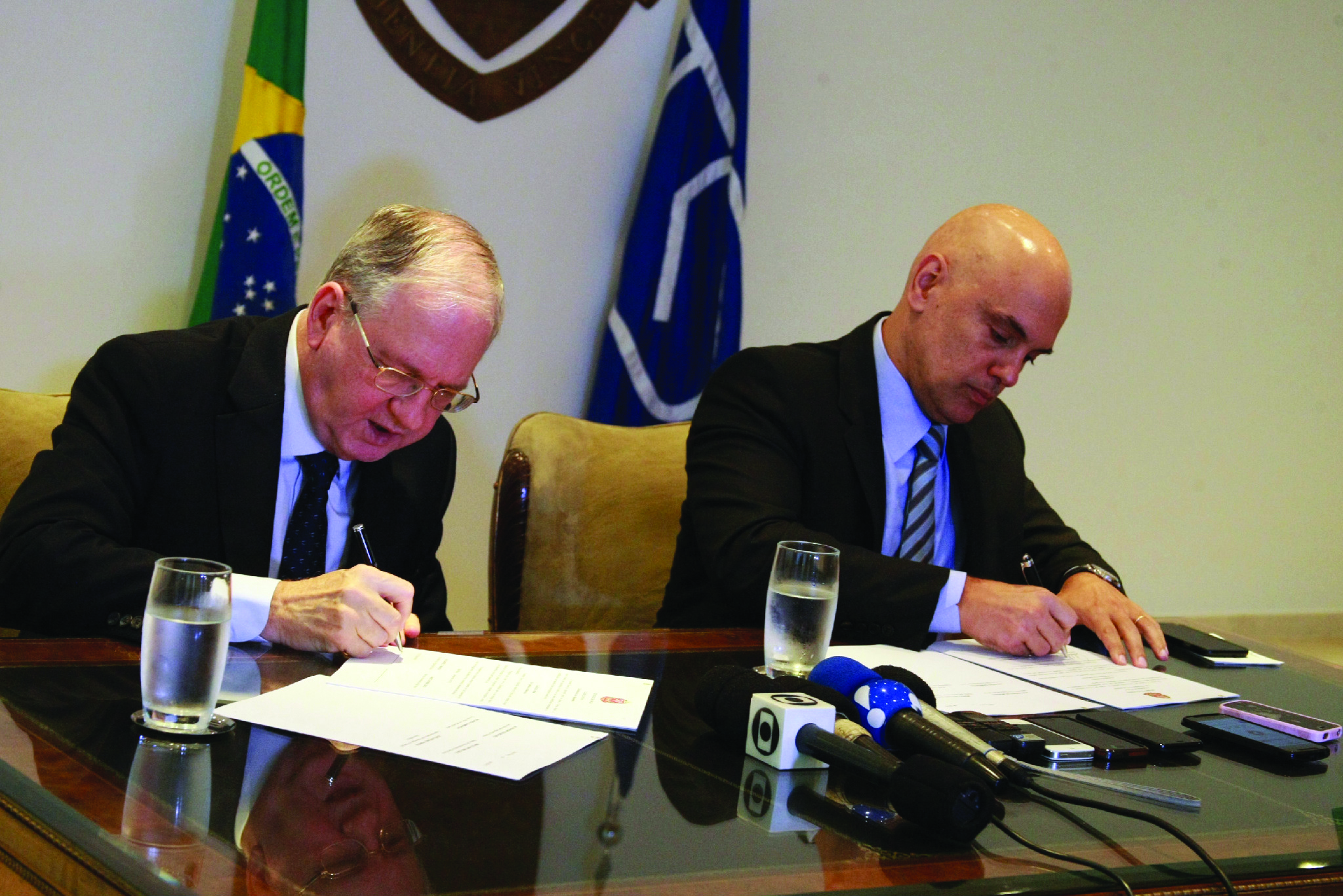 O reitor Marco Antonio Zago e Alexandre de Moraes, quando Moraes ainda era secretário estadual de segurança pública de São Paulo