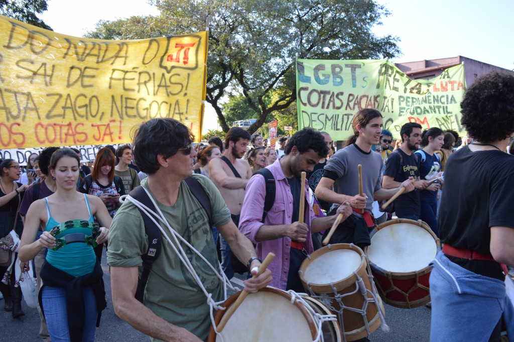 Alunos, funcionários e professores se manifestam para chamar atenção de governador Alckmin (Foto: Guilherme Caetano)