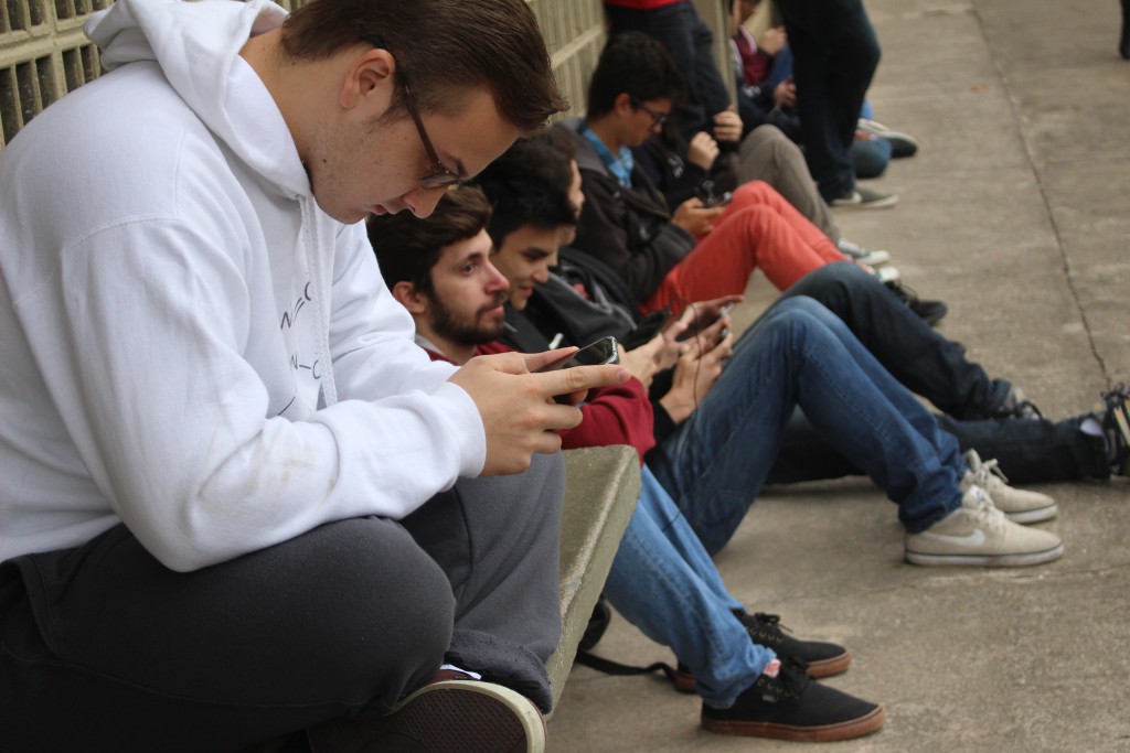 Concentrações de pokestops, como a ECA, se tornam polo de atração de alunos de toda a USP (Foto: Liz Dórea)