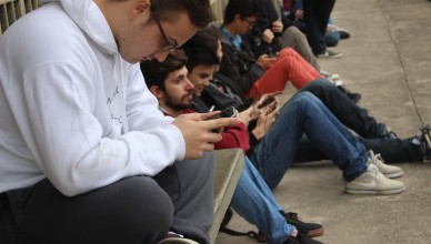 Concentrações de pokestops, como a ECA, se tornam polo de atração de alunos de toda a USP (Foto: Liz Dórea)