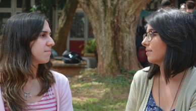 Carolina Mantovani e Carolina Benazzato, estudantes da FFLCH, descobriram o cancelamento do edital por conta própria e reclamam sobre a falta de informações (Foto: Bianka Vieira)