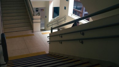 O vazio dos corredores não é simbólico: a falta de profissionais faz com que alunos de graduação e de pós se organizem para dar aulas, mas isso não supre o apoio necessário aos estudantes fora do horário de aula