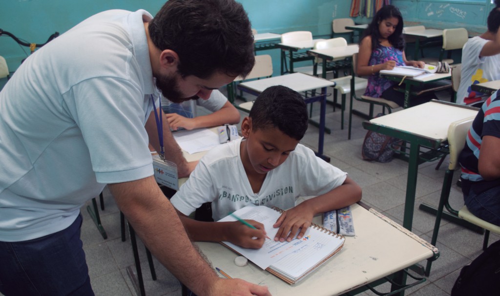 “Nosso foco não é nem ensinar matemática nem fazer com que os alunos passem no vestibular, mas mostrar a importância da educação em sua vida.", diz Renata Inacio, aluna da Poli e voluntária (Foto: Bianka Kirklewski)