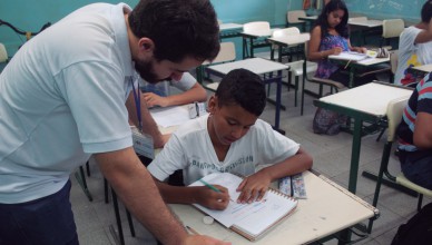 “Nosso foco não é nem ensinar matemática nem fazer com que os alunos passem no vestibular, mas mostrar a importância da educação em sua vida.", diz Renata Inacio, aluna da Poli e voluntária (Foto: Bianka Kirklewski)