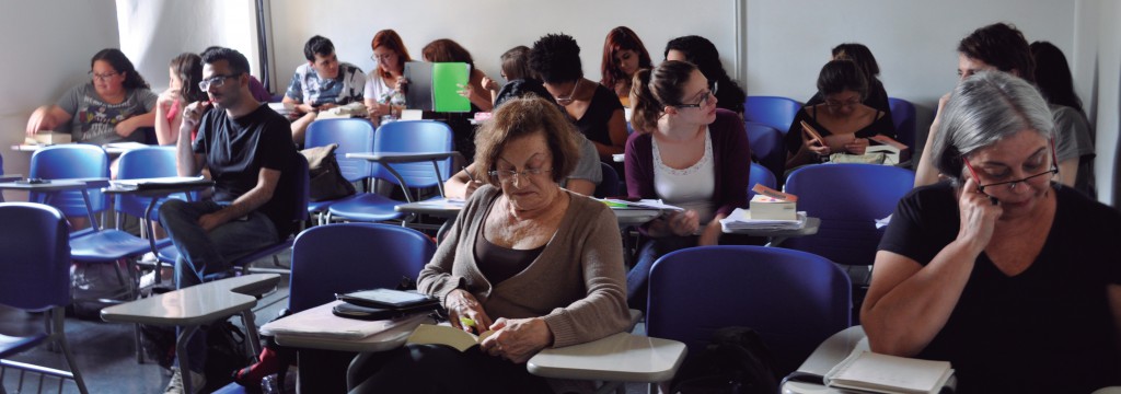 “Já fiz curso de fotografia digital, história da arte, cultura árabe, música popular brasileira.”, diz Leonete Ângela Cardoso, matriculada no programa desde 2013 (Foto: Bianka Kirklewski)