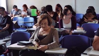 “Já fiz curso de fotografia digital, história da arte, cultura árabe, música popular brasileira.”, diz Leonete Ângela Cardoso, matriculada no programa desde 2013 (Foto: Bianka Kirklewski)