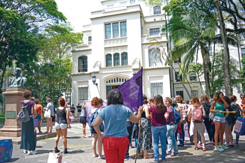 Mulheres realizam ato questionando o silenciamento da FMUSP para a punição de casos de estupro | foto: Bianka Vieira e Luiza Missi