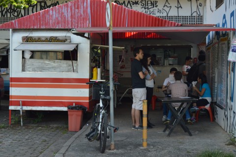 Trailer de comida na ECA. Foto: Natalie Majolo