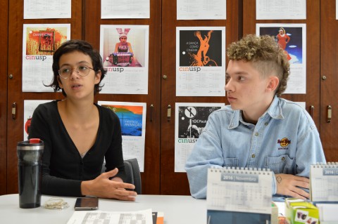 Os estagiários do Cinusp Ayume Oliveira e Rena Zoé, que auxiliam na escolha dos filmes. Foto: Aline Naomi