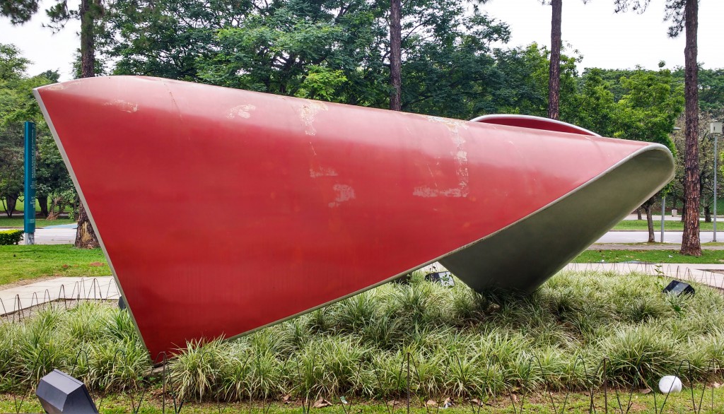 O projeto da obra, no entanto, estava pronto desde 2005. Posteriormente, foi cedido por Tomie para que a escultura, feita de aço, pudesse de fato ser construída e incorporada à FEA.