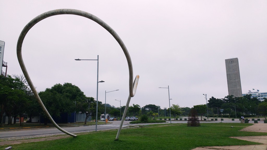 Em 2015, o Museu, que conta com quatro obras de Tomie em seu acervo, lamentou em nota o falecimento da artista, que somava 101 anos de vida. Dessas quatro obras, porém, apenas essa está instalada de forma permanente.