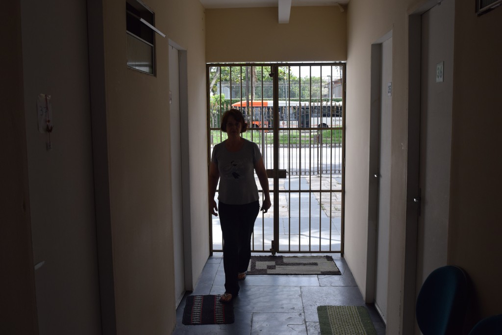 Em outras vezes, os serviços da casa ficam por conta de seu locatário. Cláudia Elena administra uma república onde mora há 3 anos, com mais de 50 estudantes da USP.