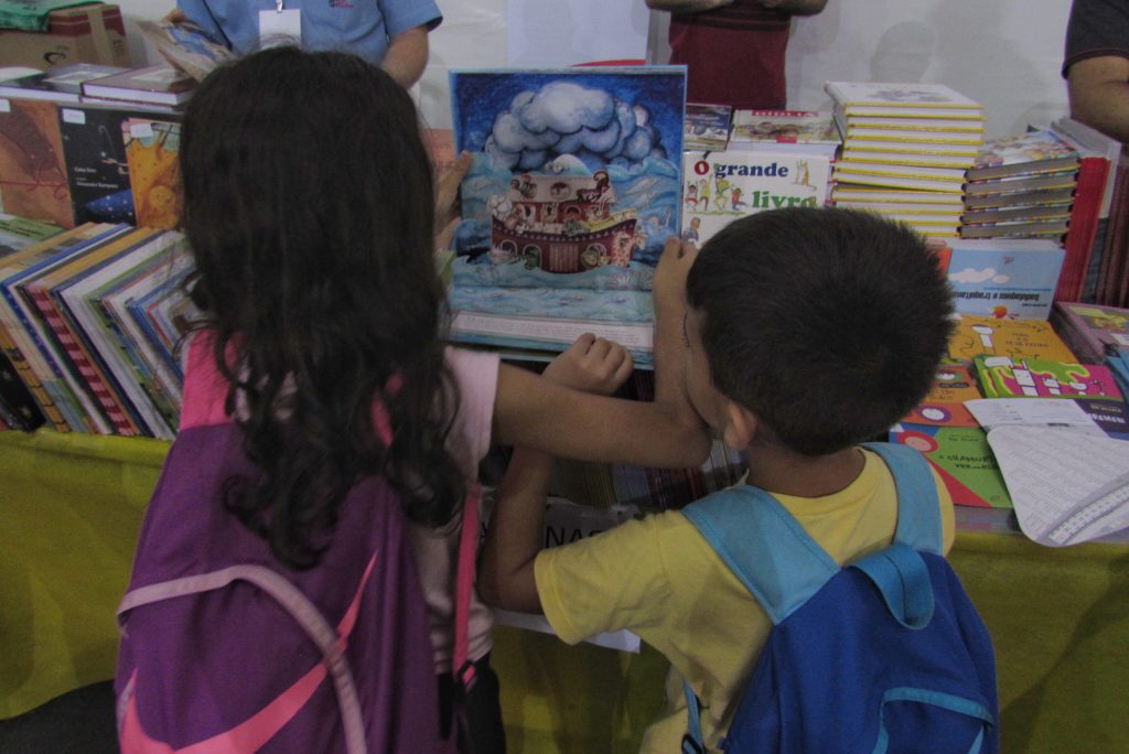 Livros infanto-juvenis chamam atenção dos pequenos em evento da USP