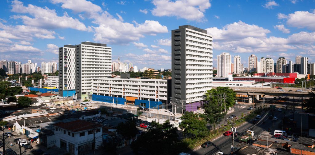 Conjunto habitacional Jardim Edite foi construído no lugar de uma favela. Espaço é integrado à escola, restaurante, UBS e à economia da região nobre do Broolyn, onde está localizado. Foto: Nelson Kon