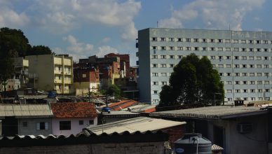 Habitação popular contruída no morro do Tiro ao Pombo. Região carece de serviços básicos de qualidade. Foto: Caio Nascimento