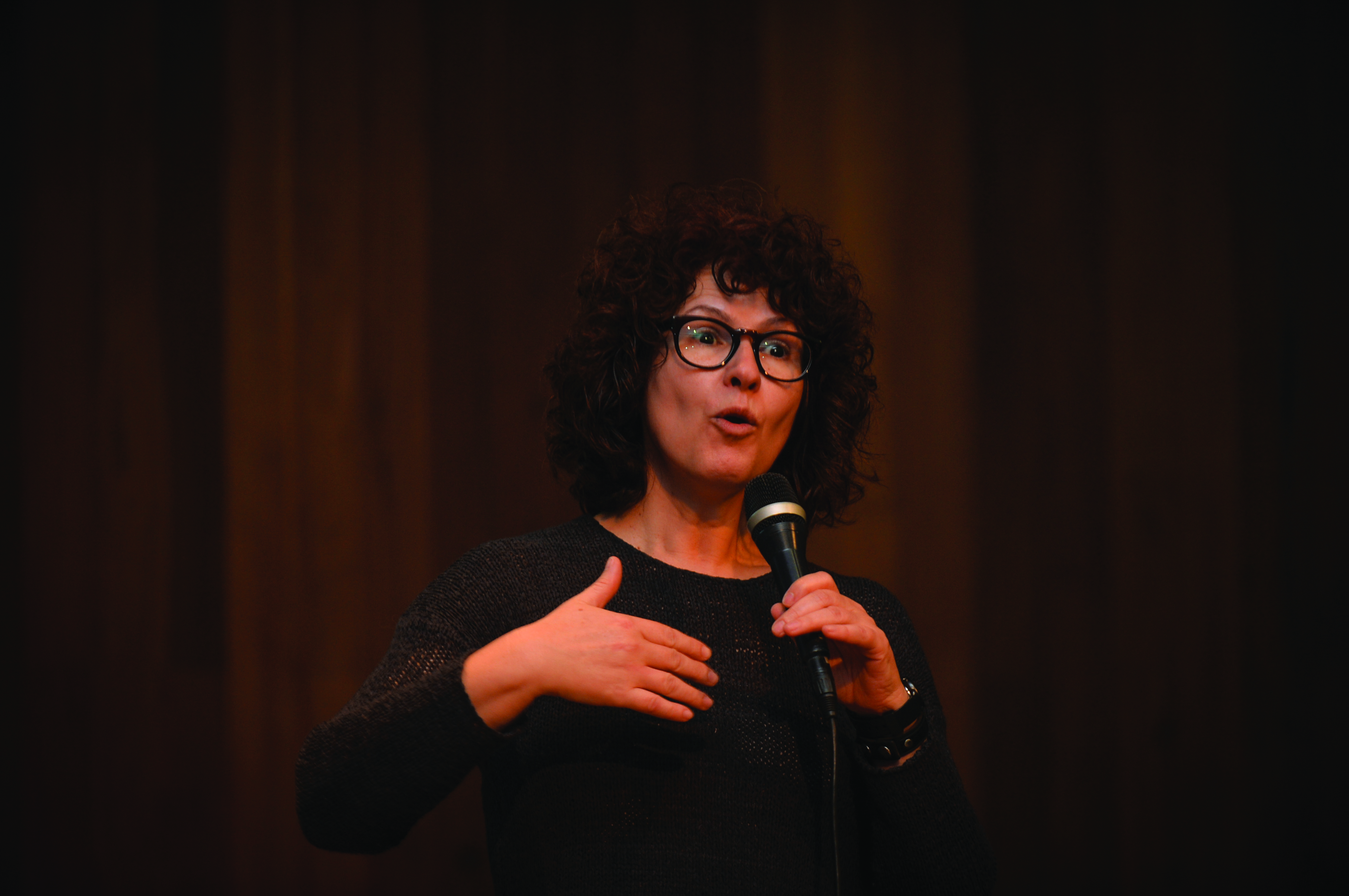 pesquisadora Nadja Pinto fala durante palestra