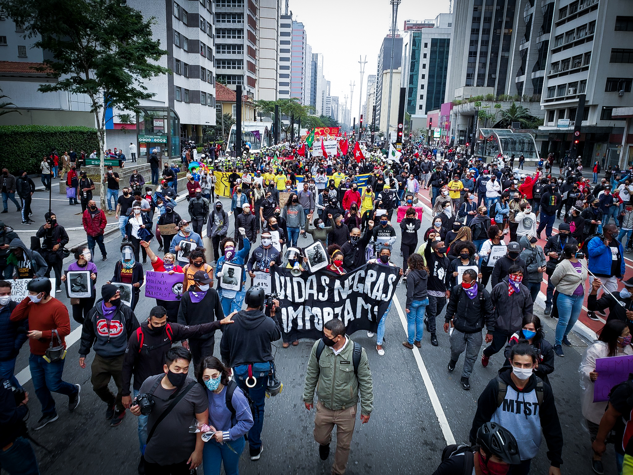 Protestos violentos contra morte de negro sufocado por policial se