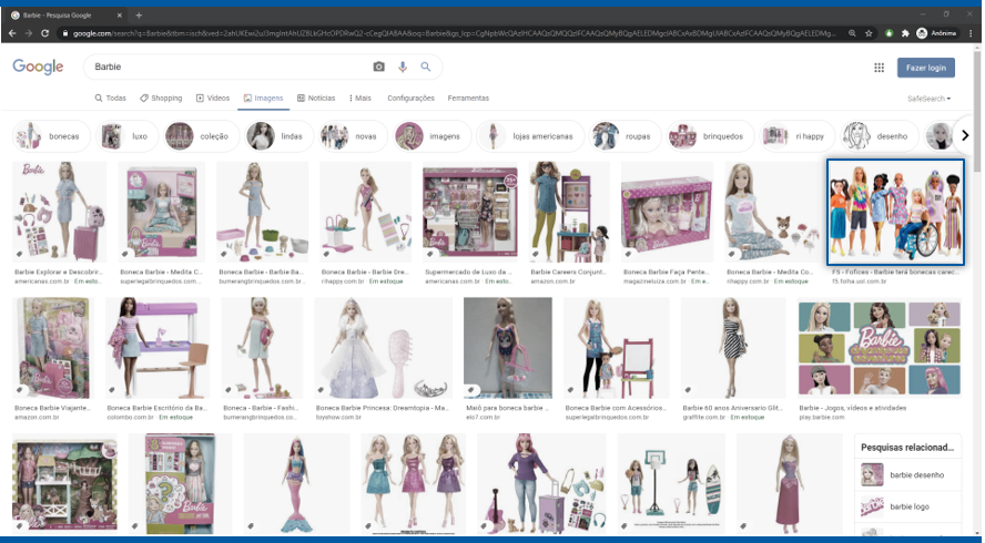 Captura da tela de busca do Google pesquisando por "Barbie". Na imagem aparecem vários modelos de Barbie padrão: branca, loira e de cabelos lisos. Entre a grande variedade de loiras há uma imagem com algumas bonecas de perfis um pouco mais diversos, da esquerda para a direita: barbie morena; barbie baixinha; barbie trans; barbie de pele preta, uma de suas pernas é prótese; barbie careca de pele branca; barbie loira e cadeirante; barbie preta de cabelos lisos e coloridos, e barbie de pele preta, tem vitiligo e cabelos afro.