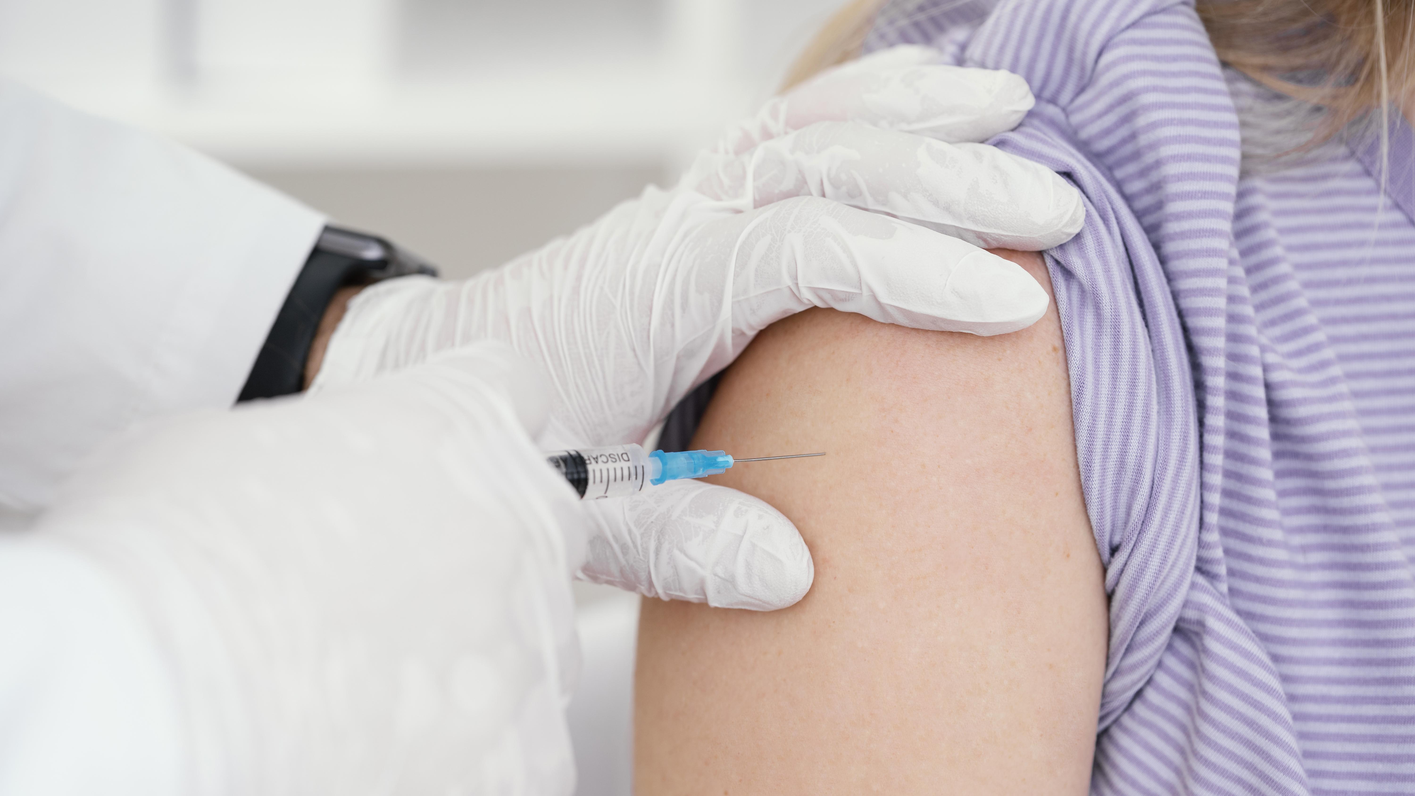Mulher recebendo vacina contra Covid-19