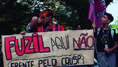 Manifestação em frente a reitoria no dia 23 de março. Foto: Fernanda Real/JC