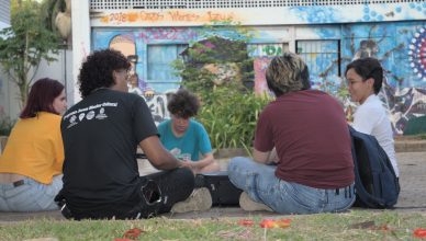 alunos da USP sentados em roda